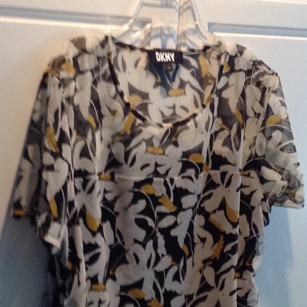 Sheer & stretchy DKNY short sleeve top